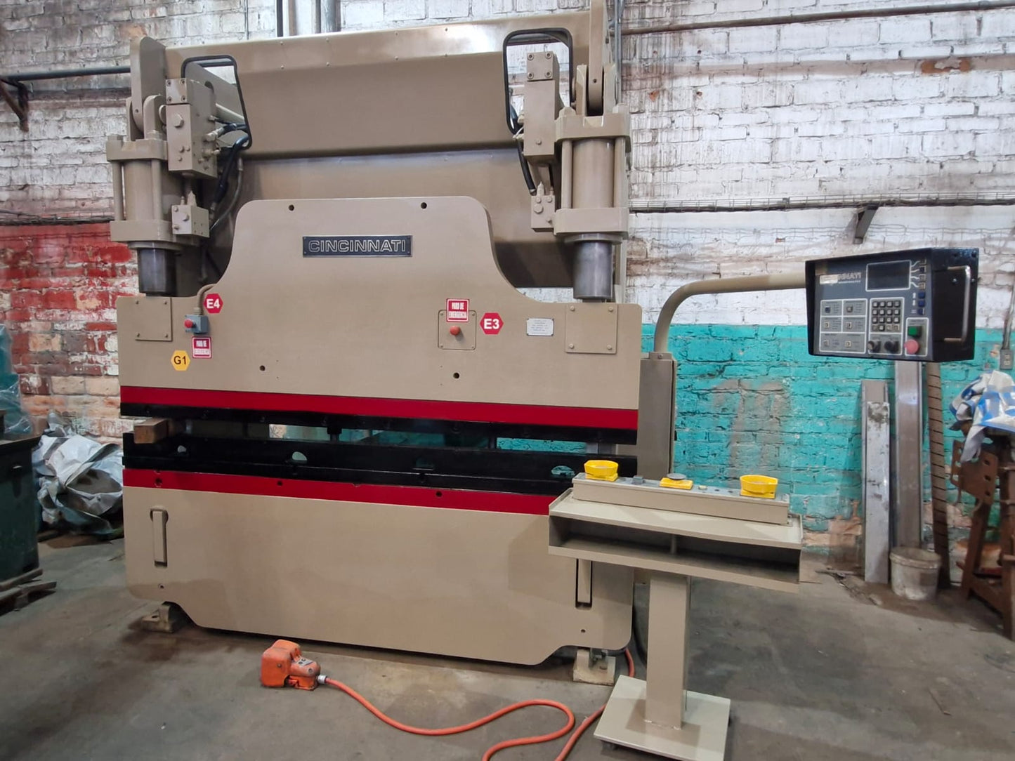 DOBLADORA CNC CINCINNATI CBII135 8 PIES