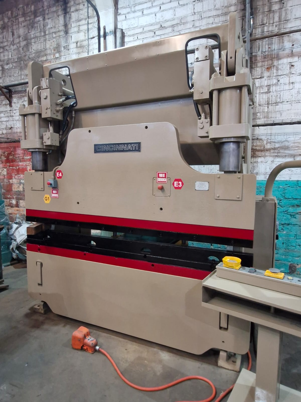 DOBLADORA CNC CINCINNATI CBII135 8 PIES